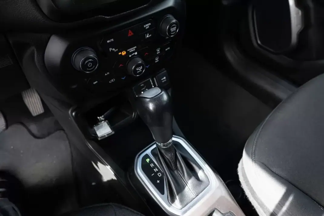 Jeep Renegade 2020 - 18500 EUR, 99000 km - AUTO.MOTO.pt - 99000km - foto 23 de 31