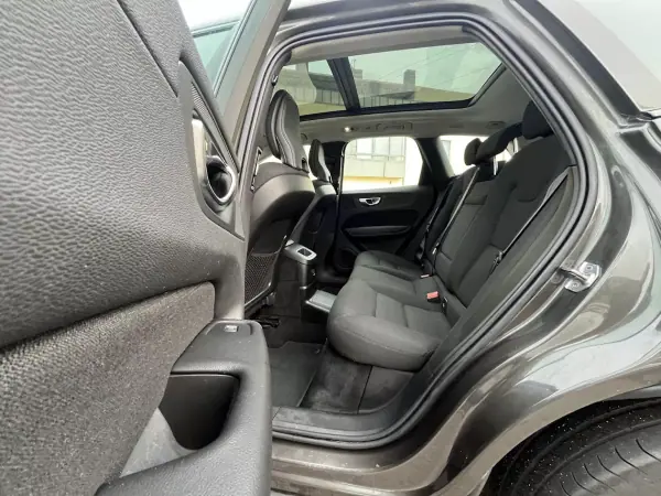 Volvo XC 60 2020 - 32750 EUR, 141000 km - AUTO.MOTO.pt - 141000km - foto 35 de 51