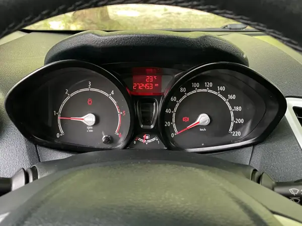 Ford Fiesta 2012 - 5500 EUR, 272349 km - AUTO.MOTO.pt - 272349km - foto 27 de 32