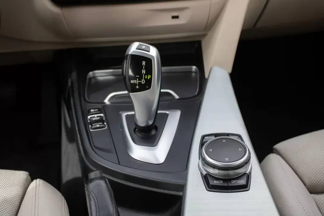 BMW 320 2016 - 18900 EUR, 173000 km - AUTO.MOTO.pt - 173000km - foto 17 de 19