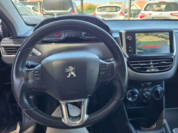 Peugeot 208 2018 - 9500 EUR, 92000 km - AUTO.MOTO.pt - 92000km - foto 10 de 16