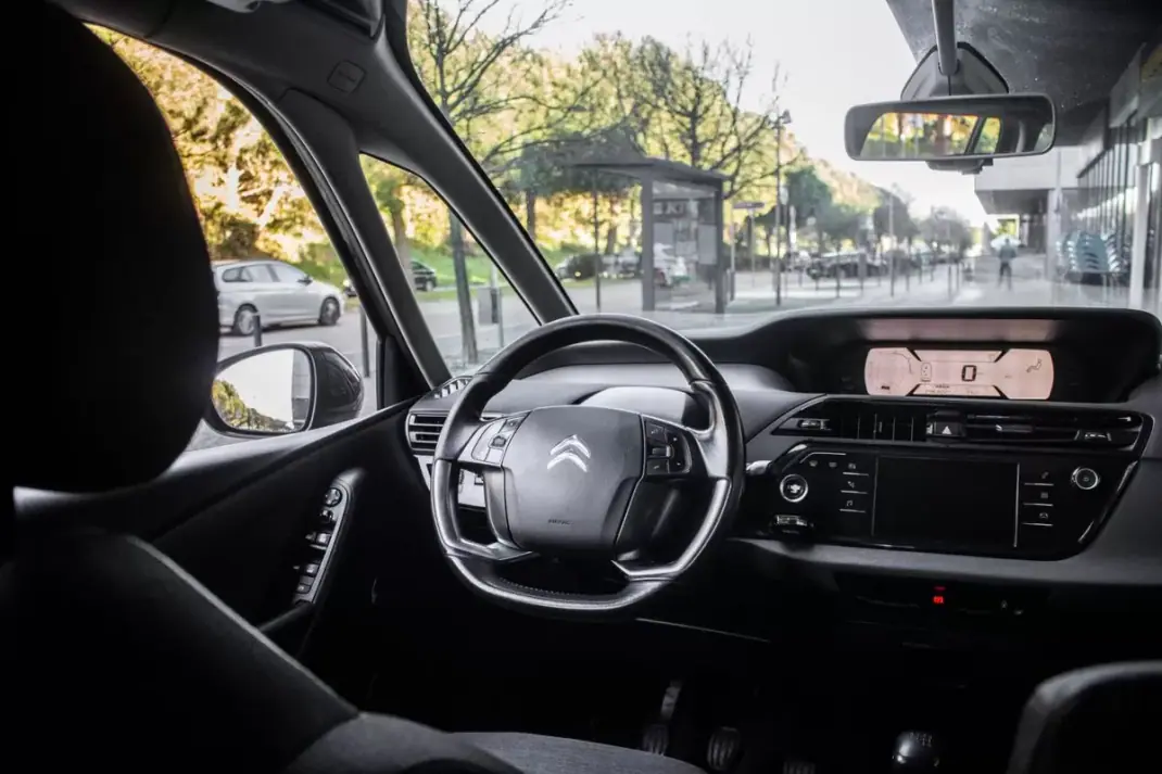 Citroën C4 Picasso 2018 - 9900 EUR, 296322 km - AUTO.MOTO.pt - 296322km - foto 27 de 30