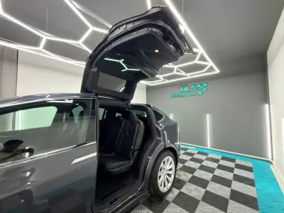 Tesla Model X 2018 - 27000 EUR, 199000 km - AUTO.MOTO.pt - 199000km - foto 9 de 24
