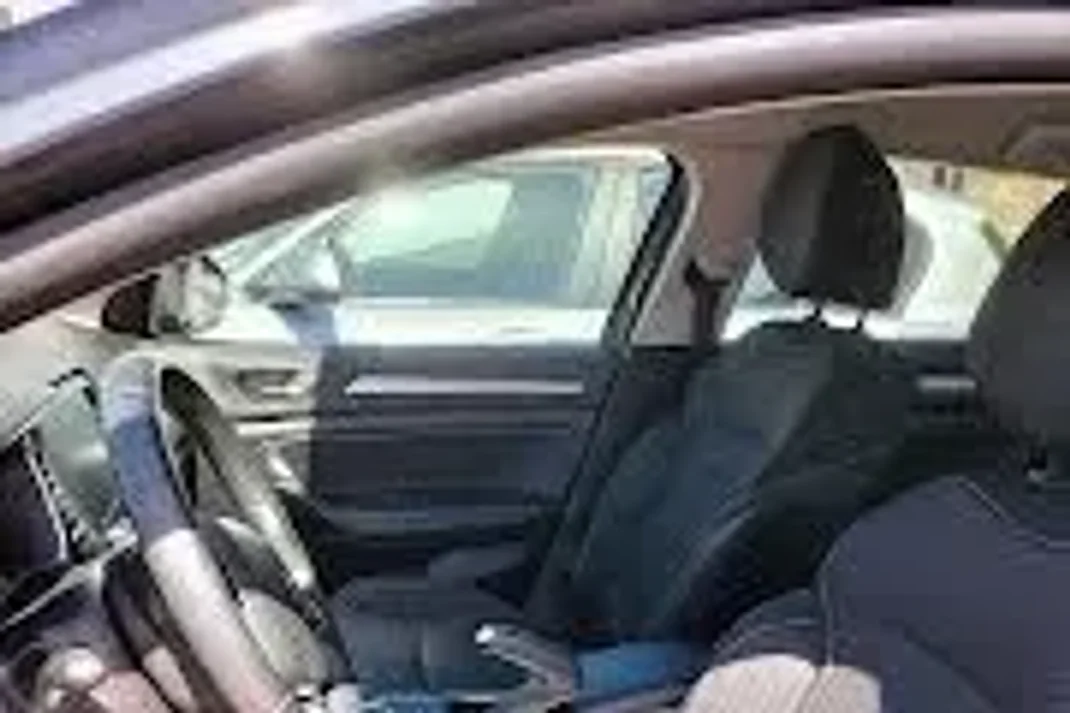 Renault Mégane Sport Tourer 2018 - 15950 EUR, 123820 km - AUTO.MOTO.pt - 123820km - foto 11 de 13