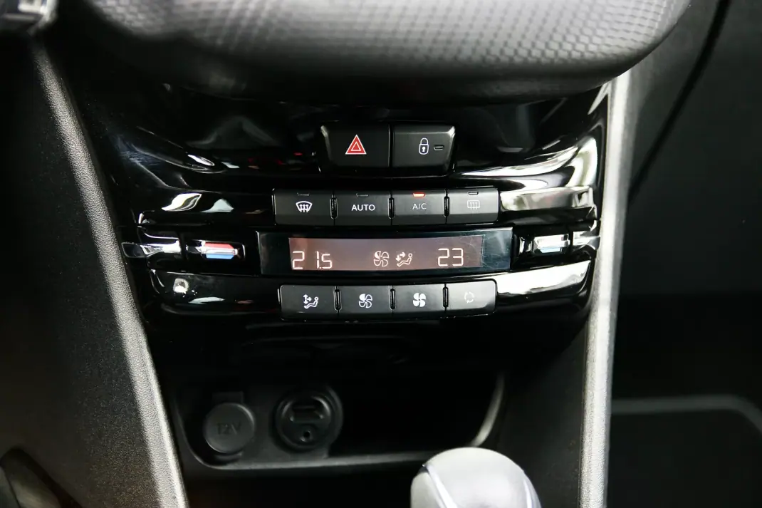 Peugeot 2008 2017 - 12900 EUR, 100000 km - AUTO.MOTO.pt - 100000km - foto 27 de 27