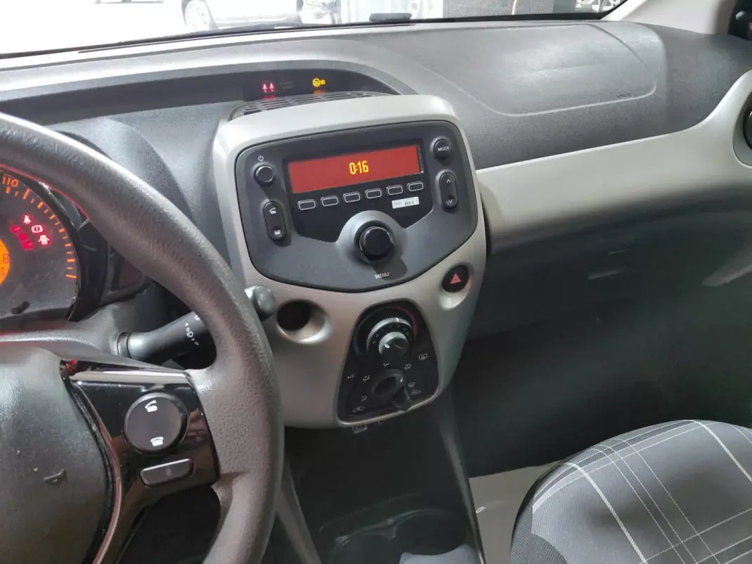 Peugeot 108 2017 - 9990 EUR, 99000 km - AUTO.MOTO.pt - 99000km - foto 13 de 14