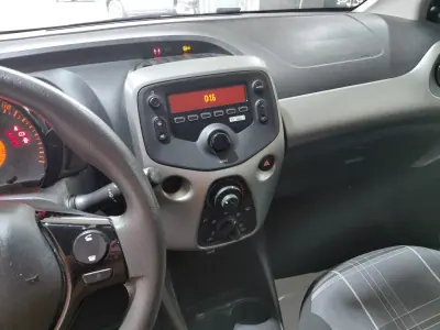 Peugeot 108 2017 - 9990 EUR, 99000 km - AUTO.MOTO.pt - 99000km - foto 13 de 14