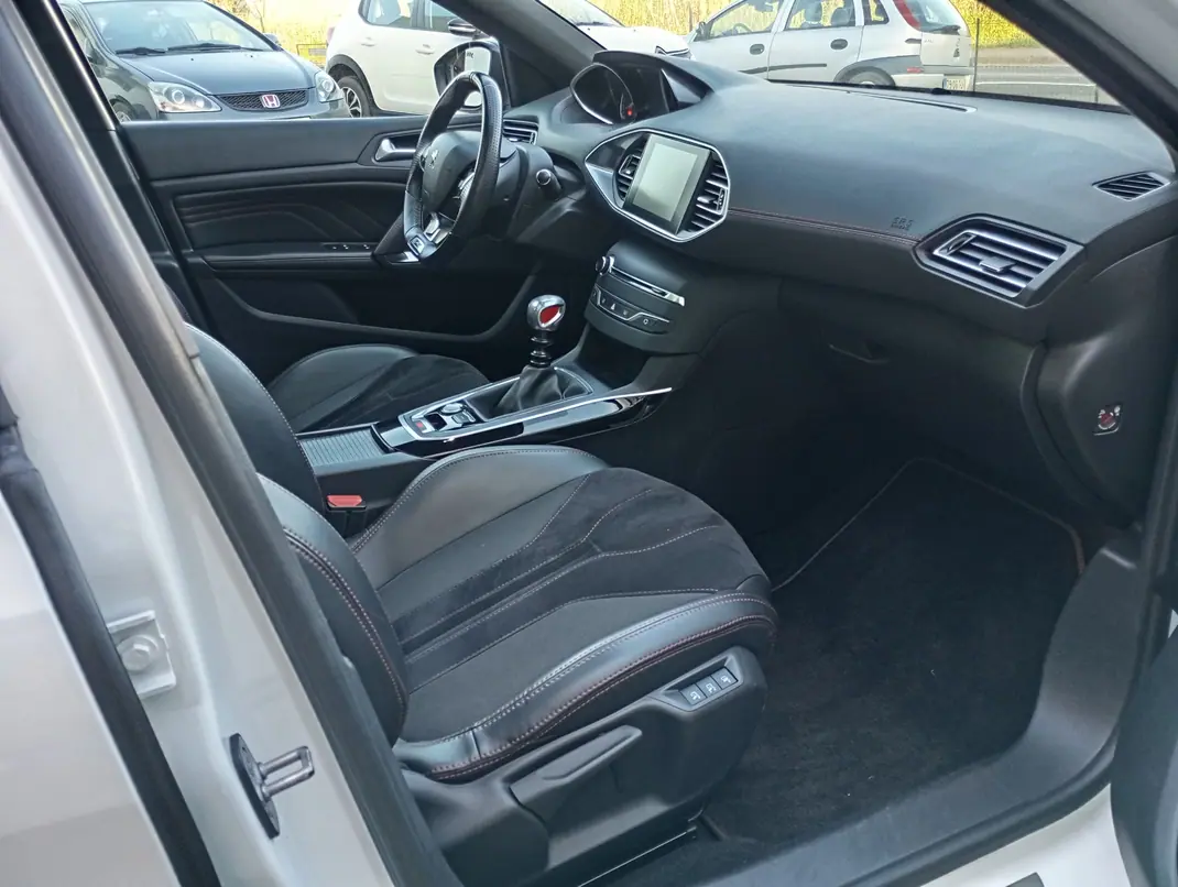 Peugeot 308 2016 - 17999 EUR, 156475 km - AUTO.MOTO.pt - 156475km - foto 5 de 15