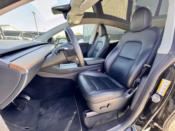 Tesla Model Y 2023 - 32990 EUR, 130000 km - 130000km - foto 14 de 18