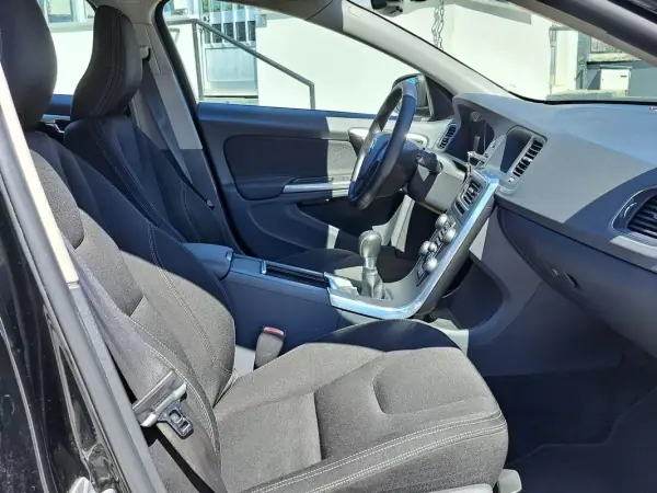 Volvo V60 2013 - 13900 EUR, 111000 km - AUTO.MOTO.pt - 111000km - foto 21 de 42
