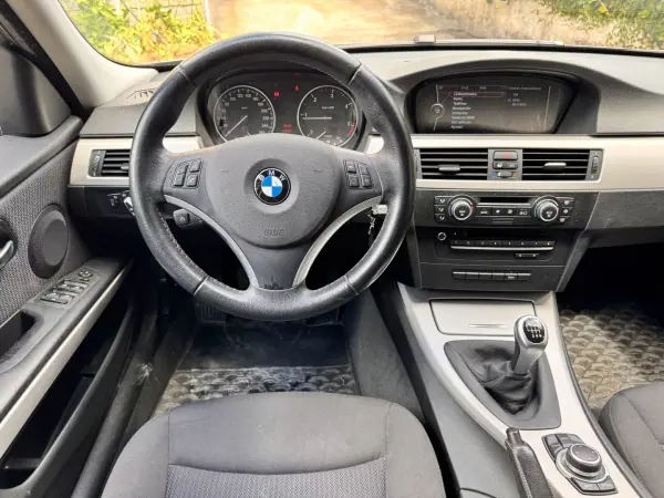 BMW 318 2009 - 10900 EUR, 110942 km - AUTO.MOTO.pt - 110942km - foto 10 de 25