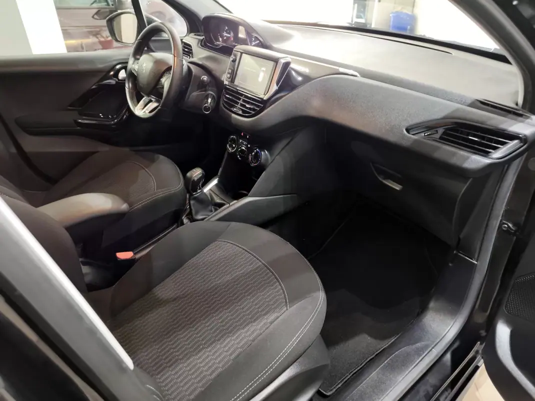 Peugeot 208 2018 - 9750 EUR, 48000 km - AUTO.MOTO.pt - 48000km - foto 22 de 25