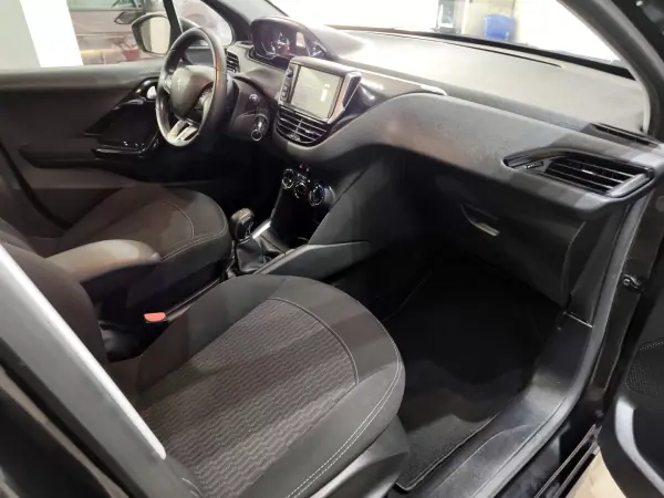 Peugeot 208 2018 - 9750 EUR, 48000 km - AUTO.MOTO.pt - 48000km - foto 22 de 25