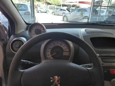 Peugeot 107 2011 - 4899 EUR, 189000 km - AUTO.MOTO.pt - 189000km - foto 10 de 17