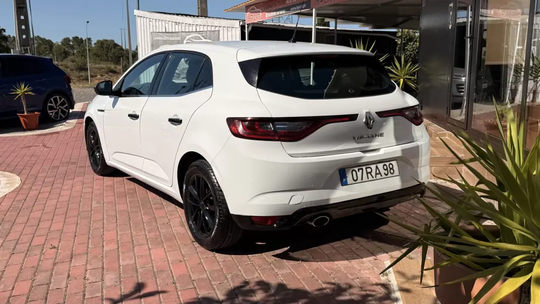 Renault Mégane 2016 - 8990 EUR, 208000 km - AUTO.MOTO.pt - 208000km - foto 8 de 27