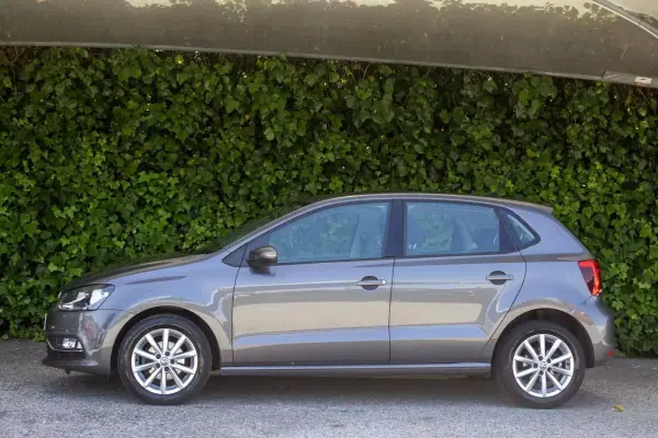 Volkswagen Polo 2015 - 10500 EUR, 123600 km - AUTO.MOTO.pt - 123600km - foto 7 de 16
