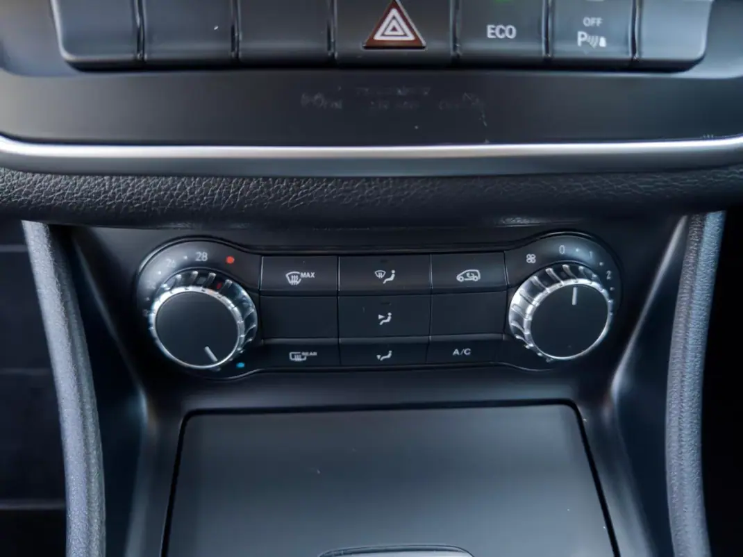 Mercedes-Benz CLA 180 2014 - 16990 EUR, 145000 km - AUTO.MOTO.pt - 145000km - foto 23 de 32