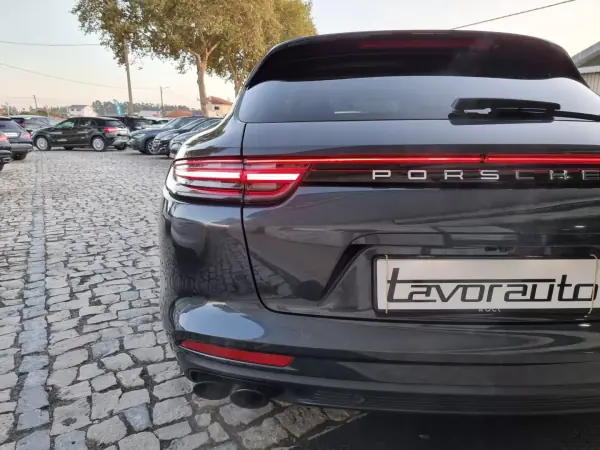 Porsche Panamera Sport Turismo 2018 - 84990 EUR, 147000 km - AUTO.MOTO.pt - 147000km - foto 33 de 50