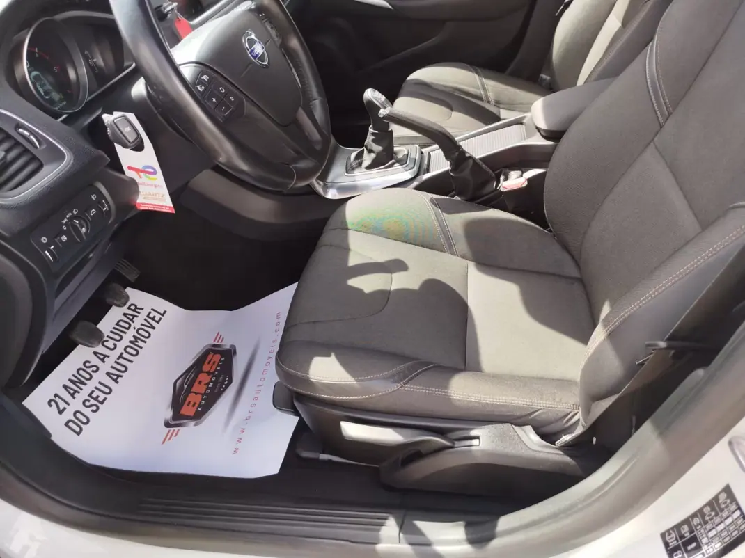 Volvo V40 Cross Country 2014 - 13950 EUR, 143620 km - AUTO.MOTO.pt - 143620km - foto 12 de 19