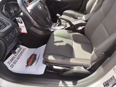 Volvo V40 Cross Country 2014 - 13950 EUR, 143620 km - AUTO.MOTO.pt - 143620km - foto 12 de 19