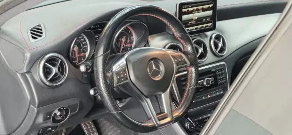 Mercedes-Benz CLA 45 AMG 2014 - 29990 EUR, 169000 km - AUTO.MOTO.pt - 169000km - foto 24 de 43