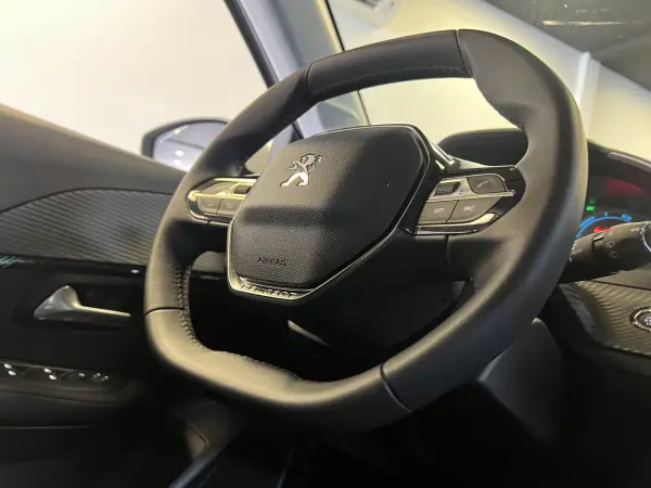 Peugeot e-208 2021 - 17990 EUR, 50000 km - AUTO.MOTO.pt - 50000km - foto 38 de 52