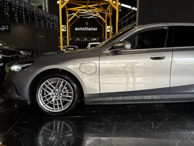 BMW 530e 2025 - 57990 EUR, 22000 km - AUTO.MOTO.pt - 22000km - foto 10 de 37
