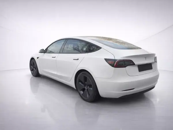 Tesla Model 3 2021 - 22900 EUR, 130000 km - AUTO.MOTO.pt - 130000km - foto 2 de 3