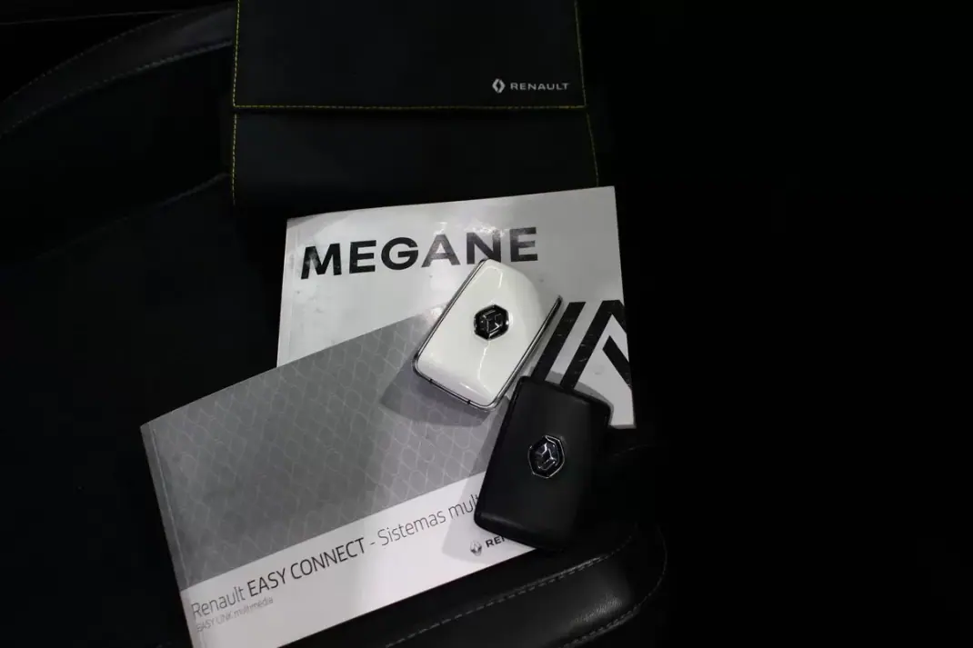 Renault Mégane Sport Tourer 2022 - 15900 EUR, 141000 km - AUTO.MOTO.pt - 141000km - foto 30 de 30