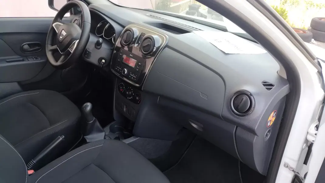 Dacia Sandero 2019 - 8950 EUR, 124000 km - AUTO.MOTO.pt - 124000km - foto 23 de 34