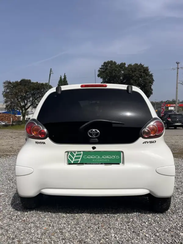 Toyota Aygo 2011 - 7000 EUR, 114200 km - AUTO.MOTO.pt - 114200km - foto 5 de 16