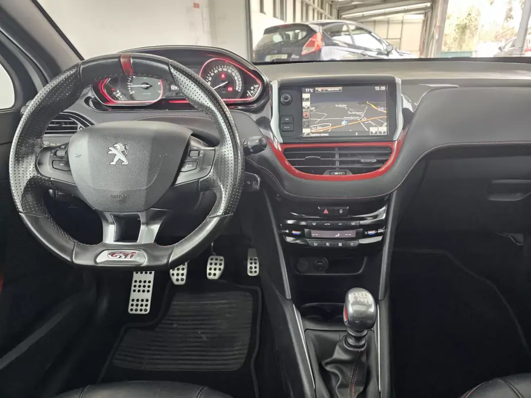 Peugeot 208 2015 - 16650 EUR, 121757 km - AUTO.MOTO.pt - 121757km - foto 33 de 38