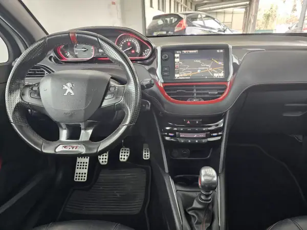 Peugeot 208 2015 - 16650 EUR, 121757 km - AUTO.MOTO.pt - 121757km - foto 33 de 38