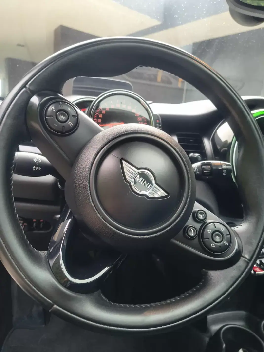 MINI One 2015 - 11900 EUR, 125000 km - AUTO.MOTO.pt - 125000km - foto 18 de 35