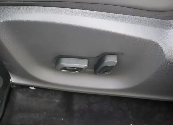 MG ZS 2024 - 26500 EUR, 8900 km - AUTO.MOTO.pt - 8900km - foto 8 de 16
