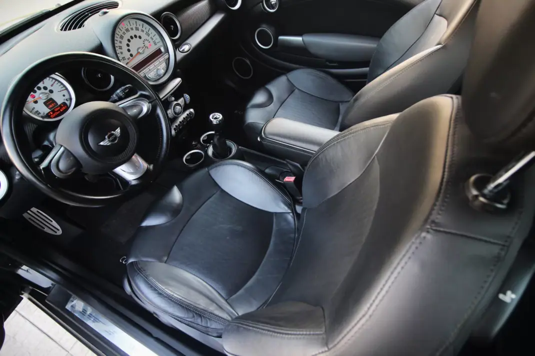 MINI Cooper 2010 - 8350 EUR, 246500 km - 246500km - foto 15 de 22