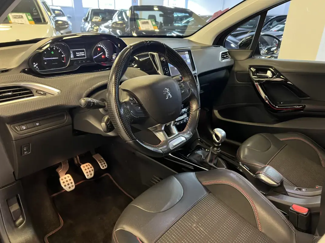 Peugeot 2008 2017 - 9990 EUR, 110000 km - AUTO.MOTO.pt - 110000km - foto 5 de 47