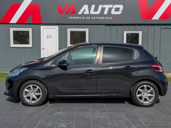 Peugeot 208 2013 - 8250 EUR, 73000 km - AUTO.MOTO.pt - 73000km - foto 6 de 12