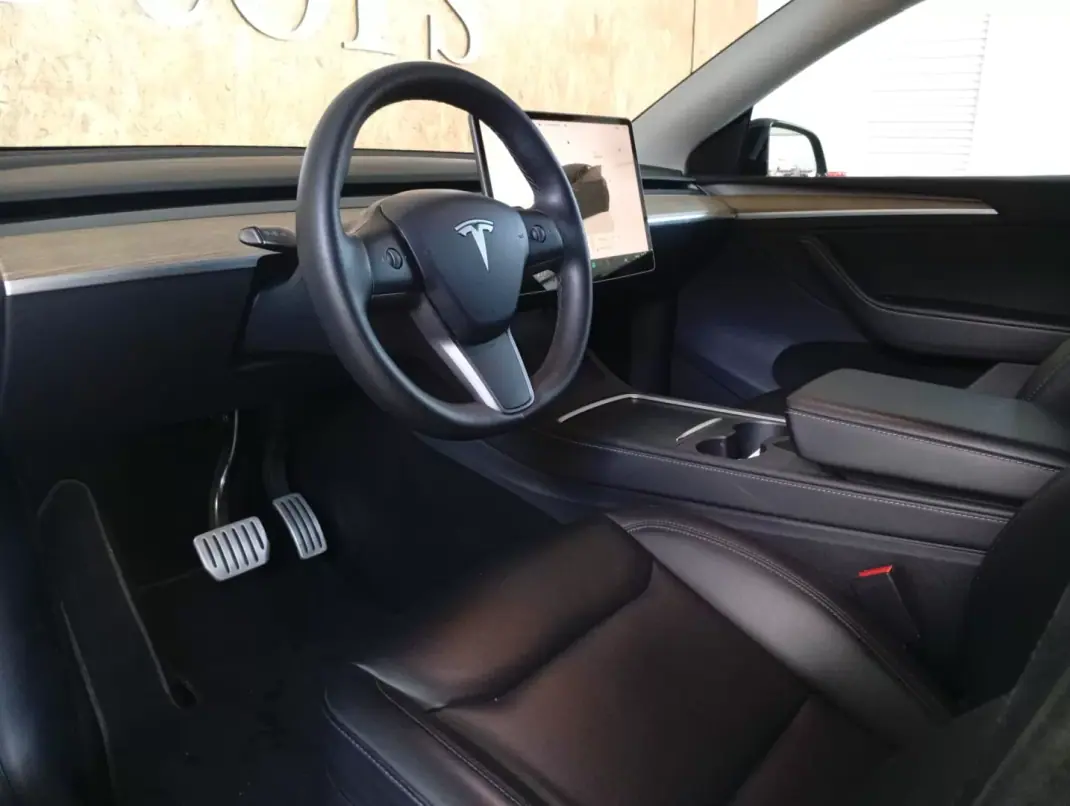 Tesla Model Y 2022 - 37500 EUR, 92000 km - AUTO.MOTO.pt - 92000km - foto 11 de 20