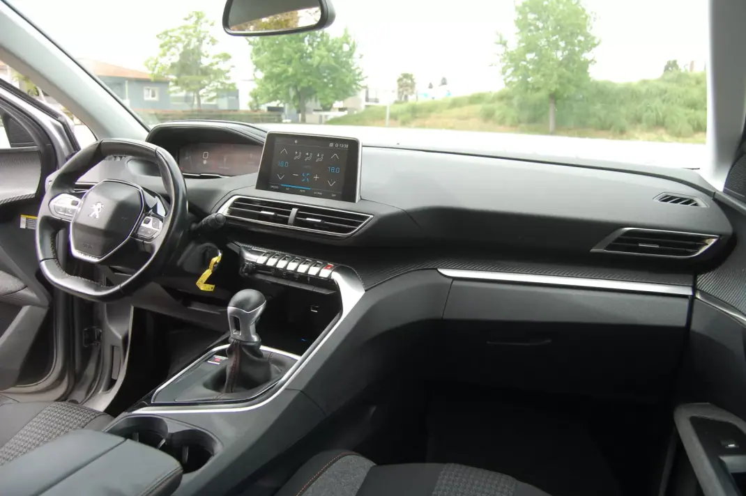 Peugeot 3008 2016 - 14750 EUR, 169391 km - AUTO.MOTO.pt - 169391km - foto 6 de 10
