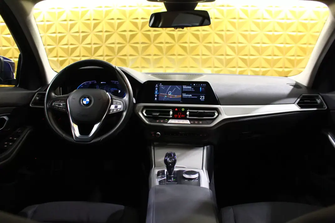 BMW 330e 2019 - 23900 EUR, 106000 km - AUTO.MOTO.pt - 106000km - foto 12 de 25