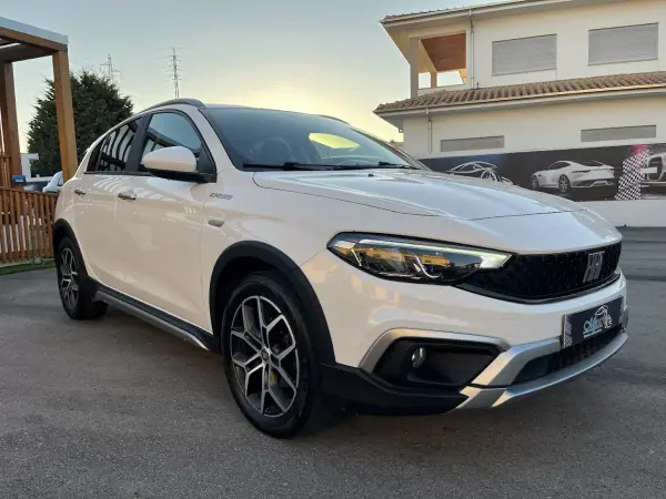 Fiat Tipo Cross 2022 - 14950 EUR, 98000 km - AUTO.MOTO.pt - 98000km - foto 3 de 53
