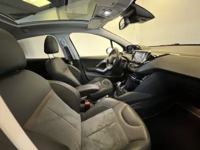 Peugeot 208 2016 - 9990 EUR, 99000 km - AUTO.MOTO.pt - 99000km - foto 8 de 46