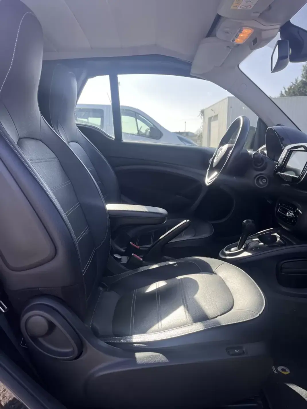 Smart Fortwo Cabrio 2019 - 14000 EUR, 48700 km - AUTO.MOTO.pt - 48700km - foto 13 de 19