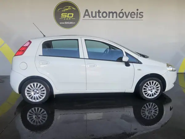 Fiat Punto 2011 - 4750 EUR, 174000 km - AUTO.MOTO.pt - 174000km - foto 3 de 9