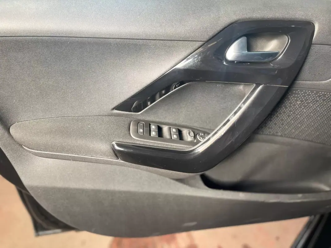 Peugeot 208 2018 - 8899 EUR, 106000 km - AUTO.MOTO.pt - 106000km - foto 42 de 42