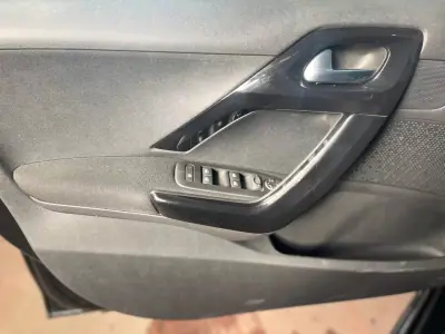 Peugeot 208 2018 - 8899 EUR, 106000 km - AUTO.MOTO.pt - 106000km - foto 42 de 42