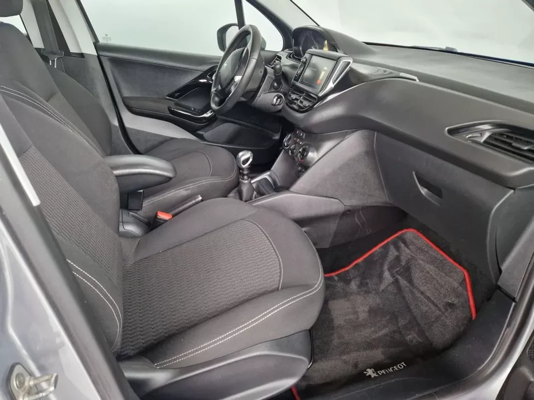 Peugeot 208 2019 - 13750 EUR, 180000 km - AUTO.MOTO.pt - 180000km - foto 6 de 11