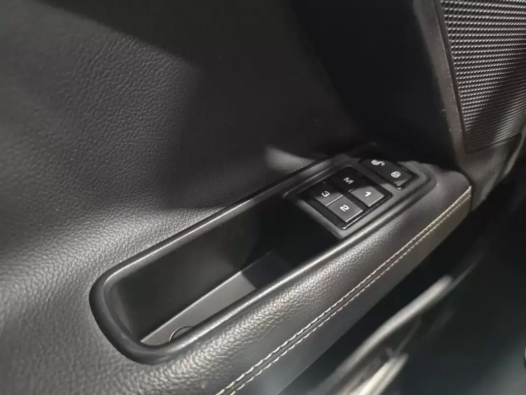 Jaguar XE 2017 - 16980 EUR, 185325 km - 185325km - foto 30 de 36