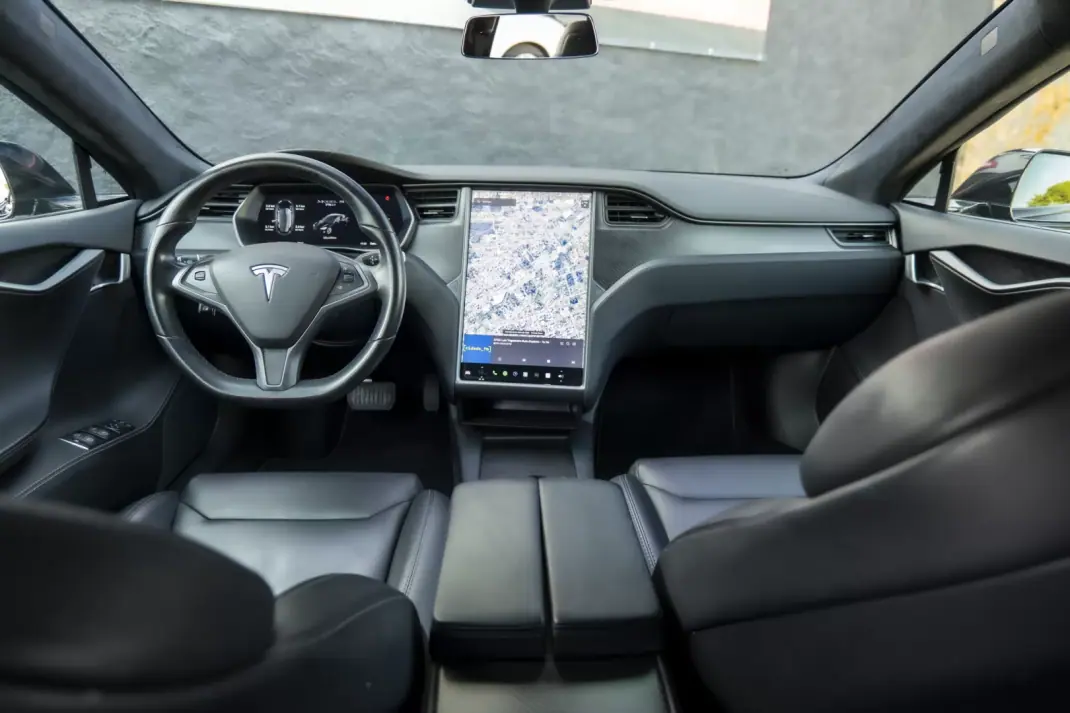 Tesla Model S 2018 - 26900 EUR, 119000 km - AUTO.MOTO.pt - 119000km - foto 11 de 25
